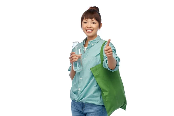 Mujer con bolsa para compras de alimentos y botella de vidrio — Foto de Stock