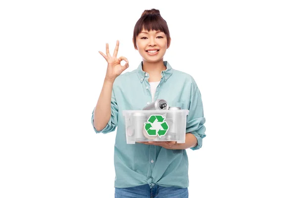 Leende ung asiatisk kvinna sortera metalliskt avfall — Stockfoto
