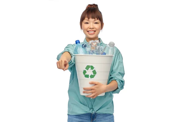 Sonriente joven asiático mujer clasificación plástico residuos — Foto de Stock