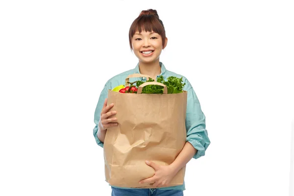 Mujer asiática feliz con comida en bolsa de papel — Foto de Stock