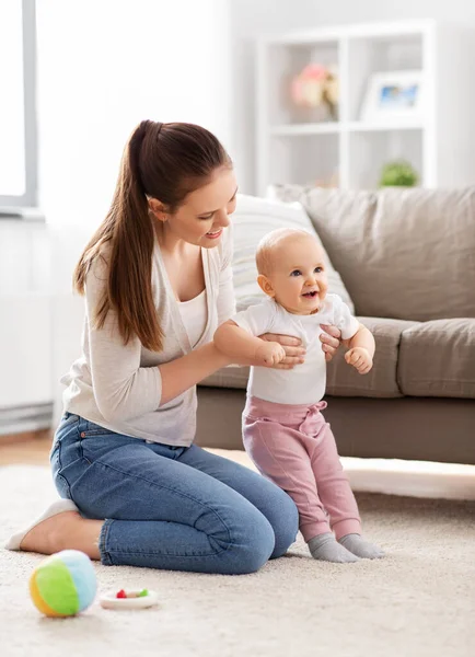 Glückliche Mutter spielt mit kleinem Baby zu Hause — Stockfoto