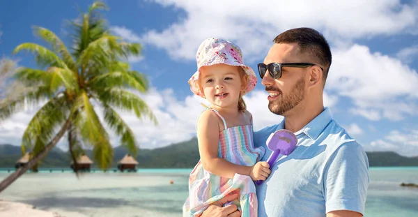 Heureux père avec petite fille sur la plage — Photo