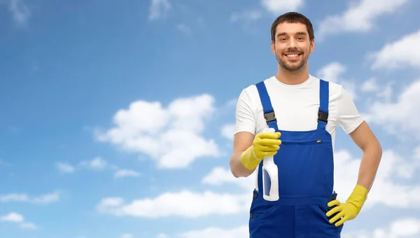 Limpador masculino limpeza com detergente — Fotografia de Stock