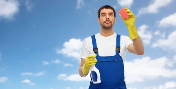 Limpeza macho com esponja e detergente — Fotografia de Stock