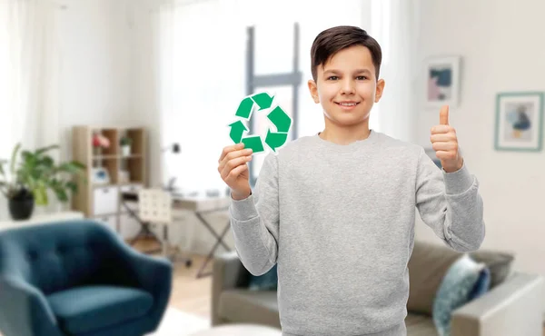 Junge mit grünem Recyclingschild zeigt Daumen hoch — Stockfoto