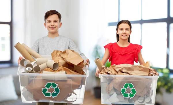 Улыбающаяся девочка и мальчик сортируют бумажные отходы — стоковое фото