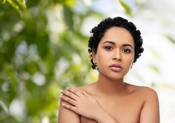 Portret van jonge Afrikaanse Amerikaanse vrouw — Stockfoto
