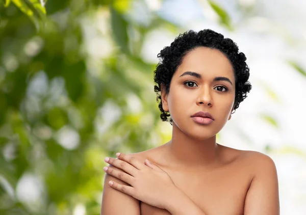 Porträt einer jungen afrikanisch-amerikanischen Frau — Stockfoto