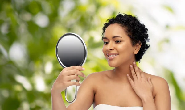 Souriant afro-américain femme regardant à miroir — Photo