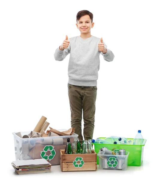 Sourire garçon tri papier, métal et déchets plastiques — Photo