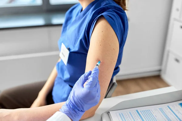 Médico con jeringa vacunando al trabajador médico —  Fotos de Stock