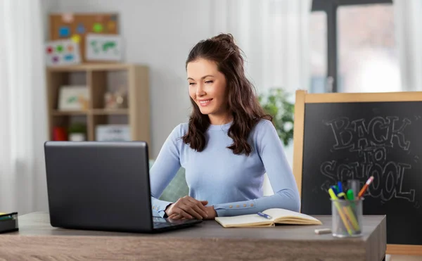 Leraar met laptop met online klasse thuis — Stockfoto