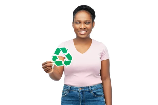 Усміхнена азіатська жінка тримає зелений знак переробки — стокове фото