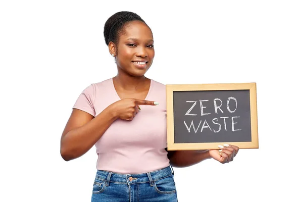 Glückliche Frau hält Kreidetafel mit Null-Verschwendung-Worten — Stockfoto