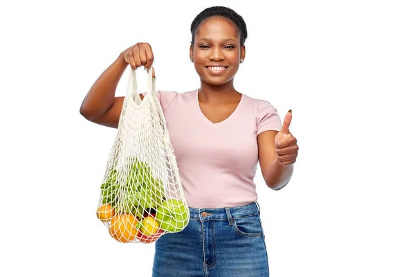 Mujer africana con comida en bolsa de hilo reutilizable — Foto de Stock