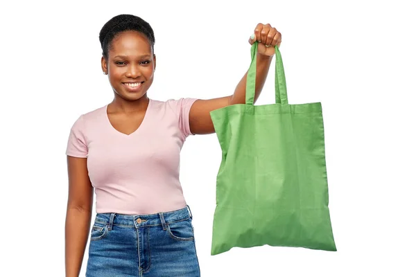 Mujer con bolsa de lona reutilizable para compras de alimentos — Foto de Stock