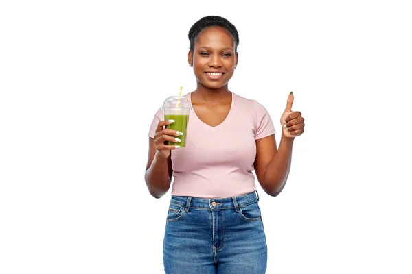 Heureuse femme afro-américaine boire du jus vert — Photo