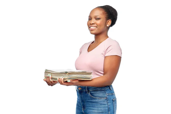 Sonriente africano americano mujer clasificación papel residuos — Foto de Stock
