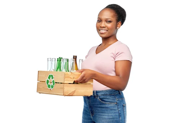 Felice donna africana americana selezionando rifiuti di vetro — Foto Stock