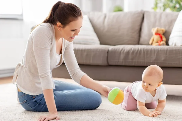 Heureuse mère souriante avec petit bébé à la maison — Photo