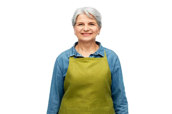 Portret van lachende oudere vrouw in tuinschort — Stockfoto