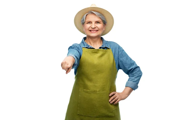 Retrato de mulher sênior sorridente no avental de jardim — Fotografia de Stock
