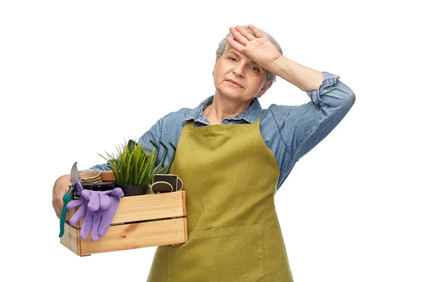 Fáradt idős nő kerti szerszámok dobozban — Stock Fotó