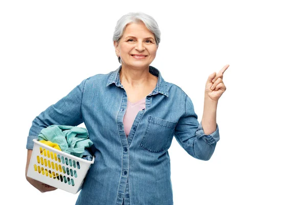 Mulher sênior sorridente com cesta de roupa — Fotografia de Stock