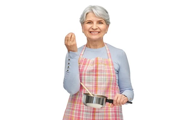 Idős nő kötényben pot főzés élelmiszer — Stock Fotó
