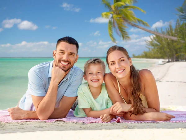 Familia feliz acostado sobre fondo de playa tropical —  Fotos de Stock