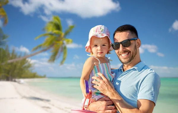 Ευτυχισμένος πατέρας με μια κορούλα στην παραλία — Φωτογραφία Αρχείου