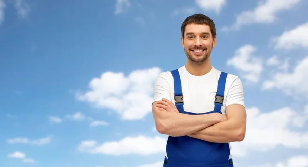 Šťastný usměvavý muž pracovník nebo stavitel v celkově — Stock fotografie