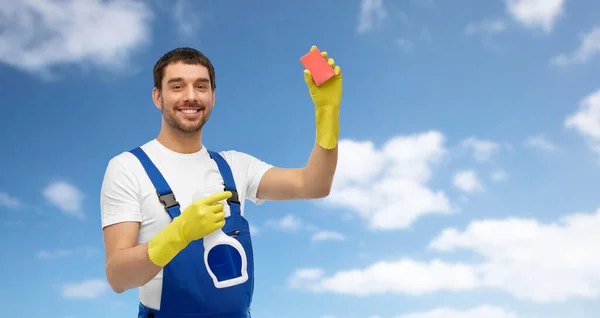 Limpeza macho com esponja e detergente — Fotografia de Stock