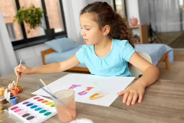 Niña con colores dibujo cuadro en casa —  Fotos de Stock