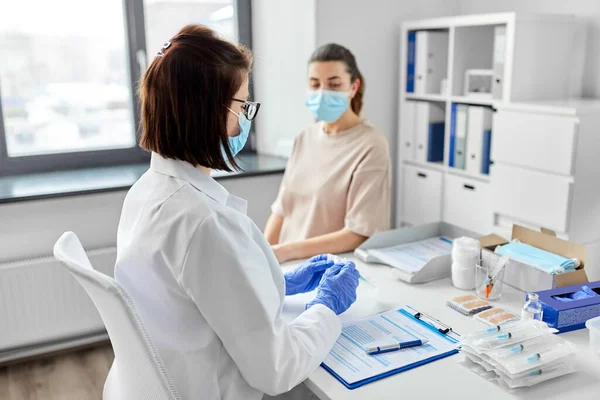 Female doctor with syringe and patient at hospital — Stock Photo, Image