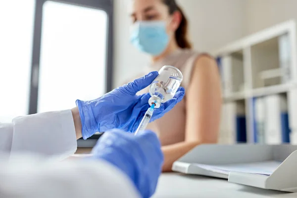 Médico fêmea com doente vacinado com seringa — Fotografia de Stock