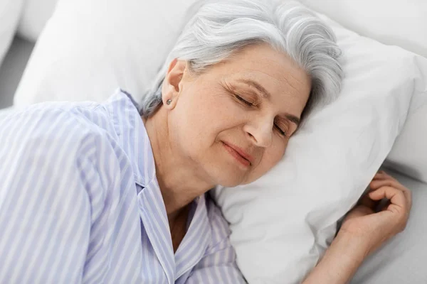 Anziana donna dormire a letto a casa camera da letto — Foto Stock