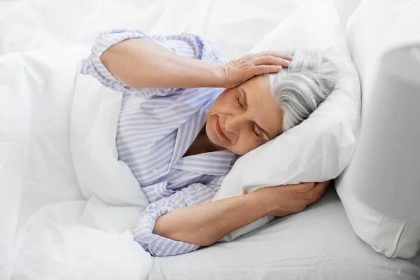 自宅のベッドで頭痛の種の老婦人が — ストック写真