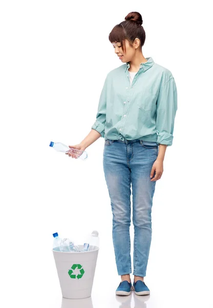 Mosolygó fiatal nő válogatás műanyag hulladék — Stock Fotó