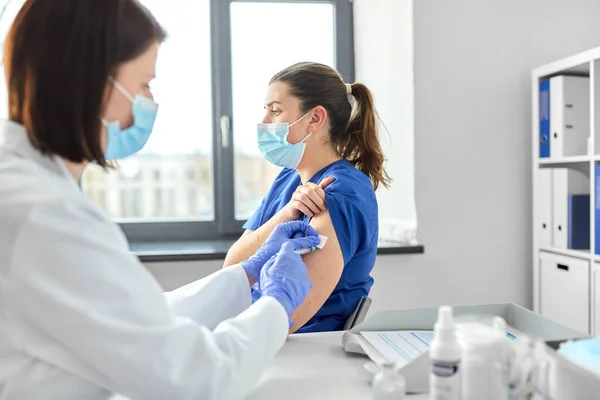 Médico com seringa vacinadora médico assistente — Fotografia de Stock