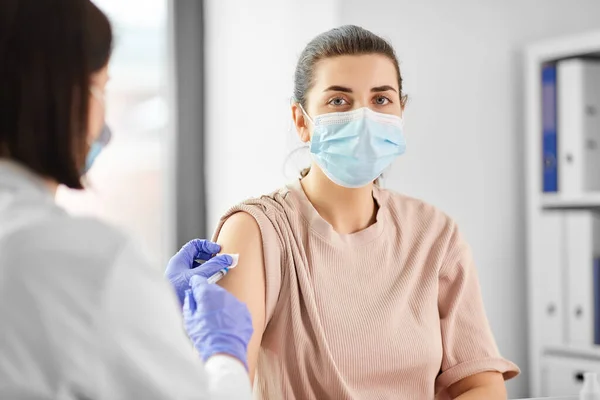 Medico donna con siringa paziente vaccinante — Foto Stock