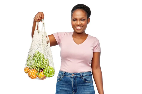 Mulher africana com alimentos em saco de cordas reutilizável — Fotografia de Stock