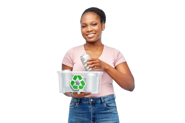 Mujer afroamericana clasificando residuos metálicos — Foto de Stock