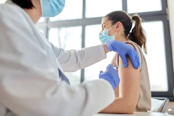 Doctora con jeringa vacunando al paciente — Foto de Stock