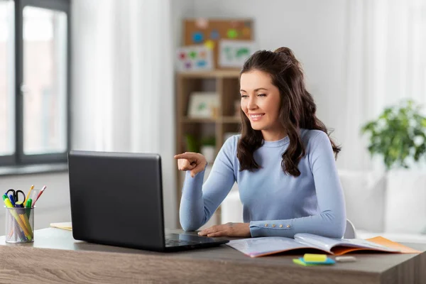 Lehrer mit Laptop hat Online-Unterricht zu Hause — Stockfoto