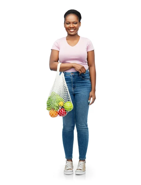 Donna africana con cibo in sacchetto di corda riutilizzabile — Foto Stock