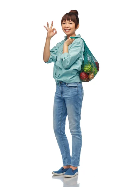 Szczęśliwy Azji kobieta z jedzenie w wielokrotnego użytku stringi torba — Zdjęcie stockowe