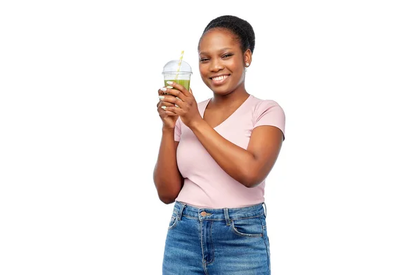 Feliz africano americano mujer beber verde jugo — Foto de Stock