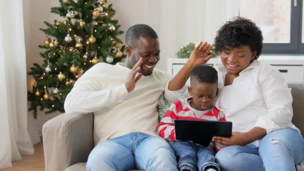 クリスマスにタブレットPCを手にしたアフリカの家族 — ストック動画