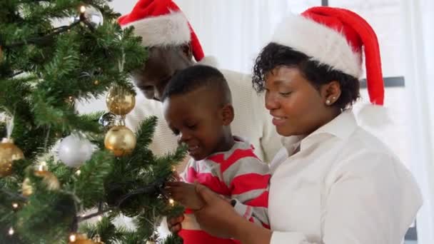 Feliz árbol de Navidad de la decoración de la familia en casa — Vídeo de stock